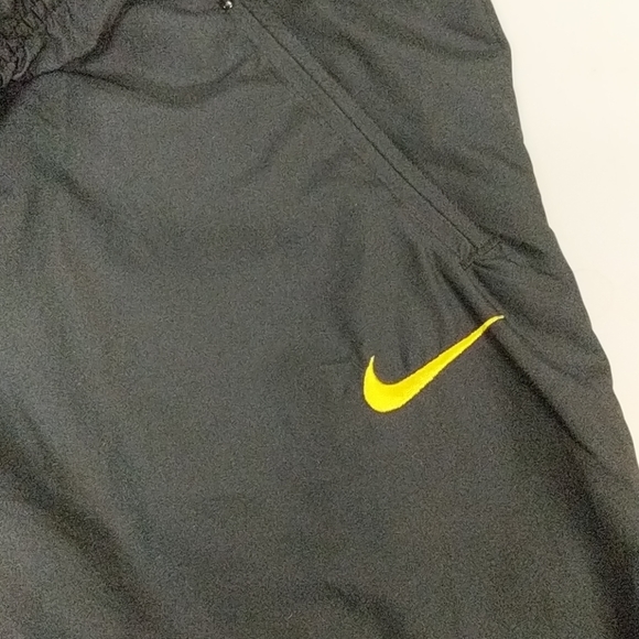 Nike Livestrong capris/shorts - Picture 3 of 6